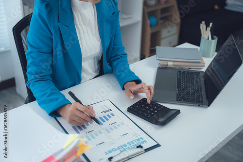 Quadro su tela Desk Workspace with Analytical Approach: An individual engrossed in the intricacies of financial analysis
