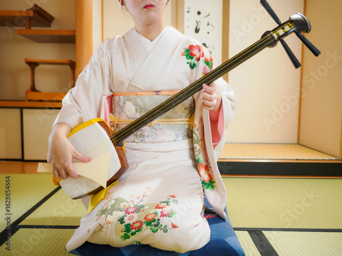 着物で三味線を演奏する女性