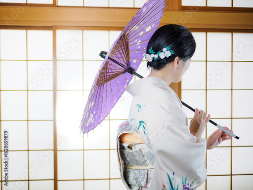 和傘と着物の女性