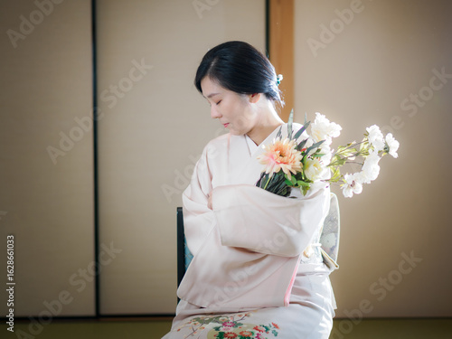花と着物の女性