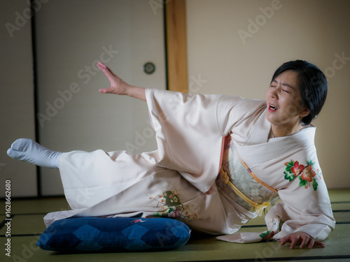 足が痺れた着物の女性