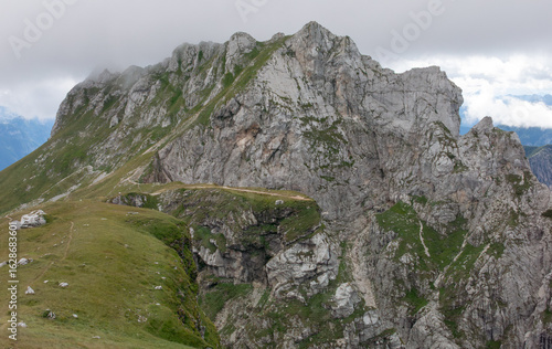 Foto Atmospheric slovenian alpine mountains covered green