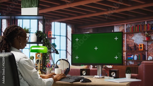 Fényképezés Teleworker using green screen PC in home office to write emails