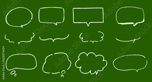 黒板にチョークで描かれたさまざまなふきだしのイラストセット　手描き風でシンプルなおしゃれデザイン素材