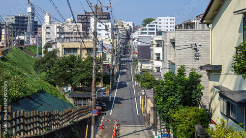 坂道の上から見た街の風景