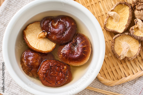 Wallpaper Mural 干し椎茸の水戻し｜和食の乾物食材を水で戻している調理シーン Torontodigital.ca