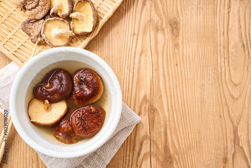 Wallpaper Mural 干し椎茸の水戻し｜和食の乾物食材を水で戻している調理シーン Torontodigital.ca