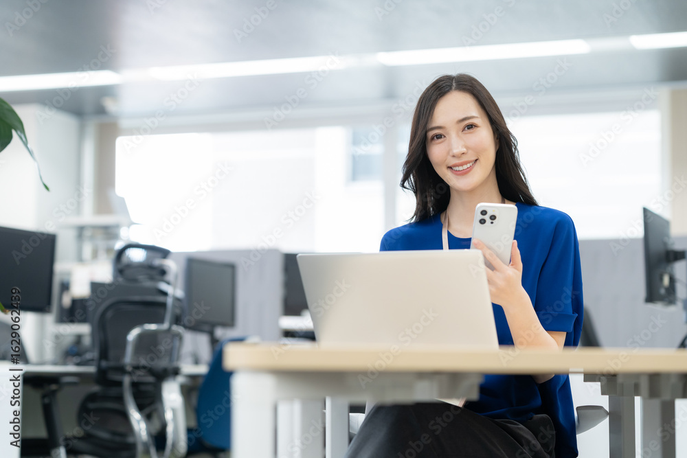 Obraz premium オフィスで仕事をする若い女性のエンジニア