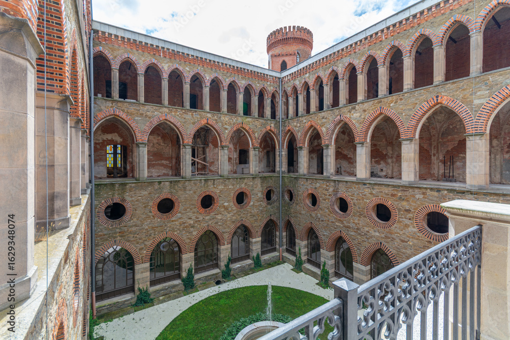Obraz premium Kamieniec Zabkowicki and its unique palace.