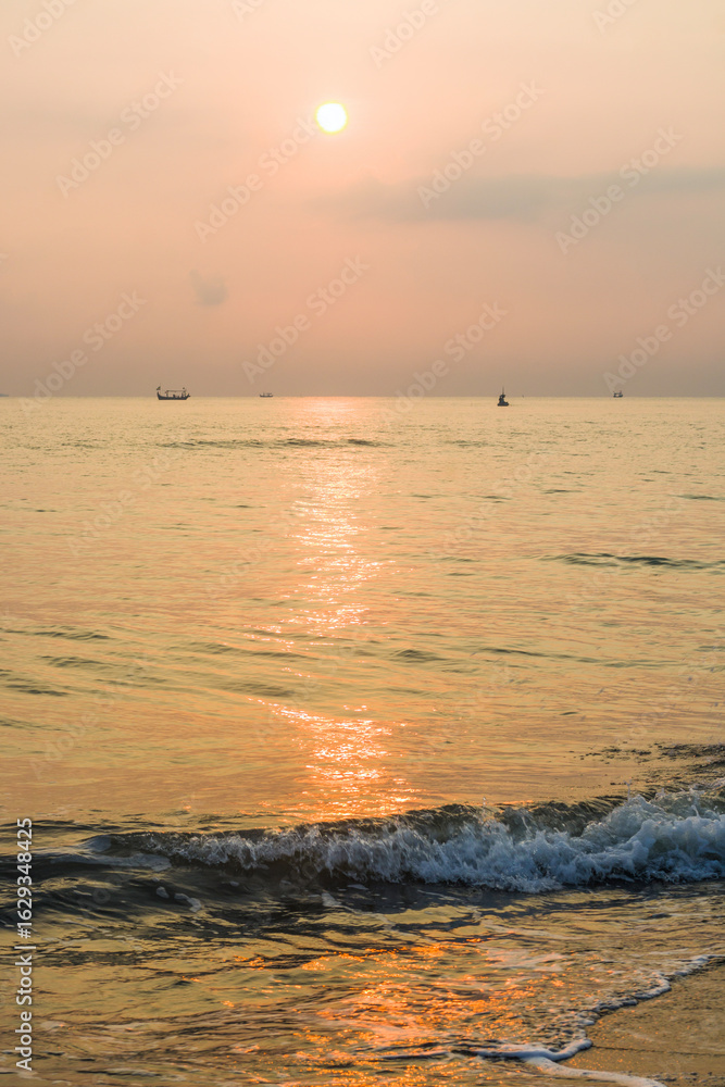 Naklejka premium View of the sunrise over the sea