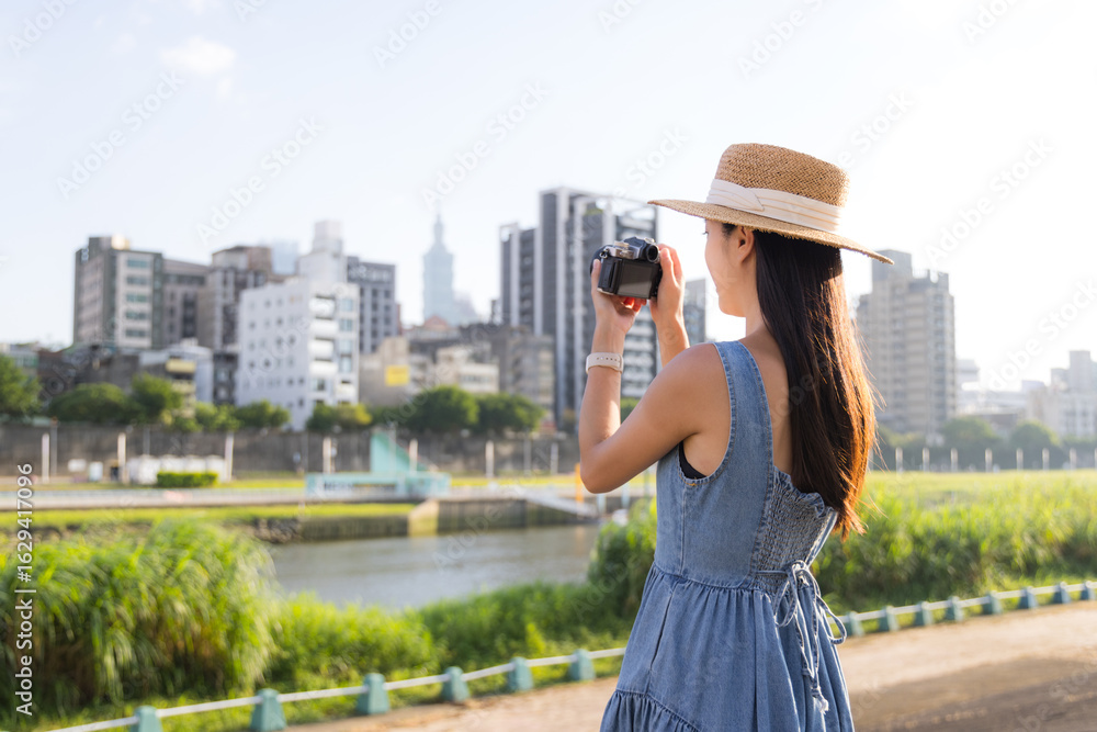 Fototapeta premium Travel woman taking photo with camera Taipei city
