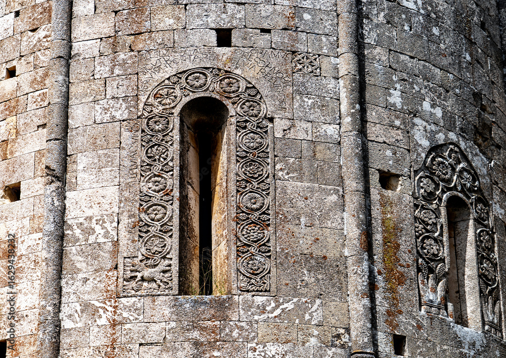 Obraz premium Intricate Stone Carvings on Ancient Architecture