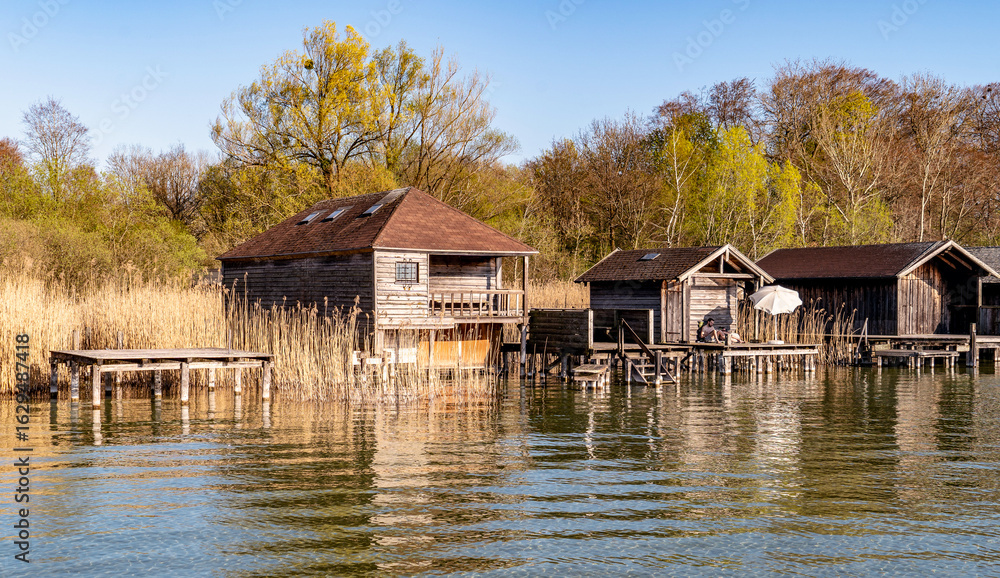 Obraz premium Serene Lakeside Wooden Cabins in Bayern, Germany