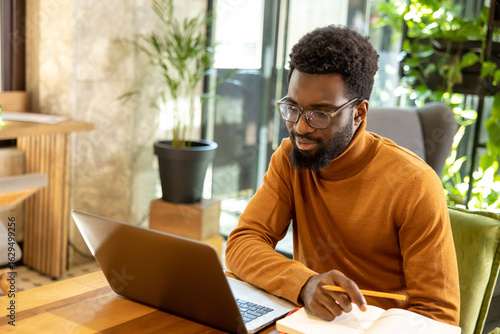 Canvas Print Entrepreneur man working from stylish workspace concentrating on virtual present