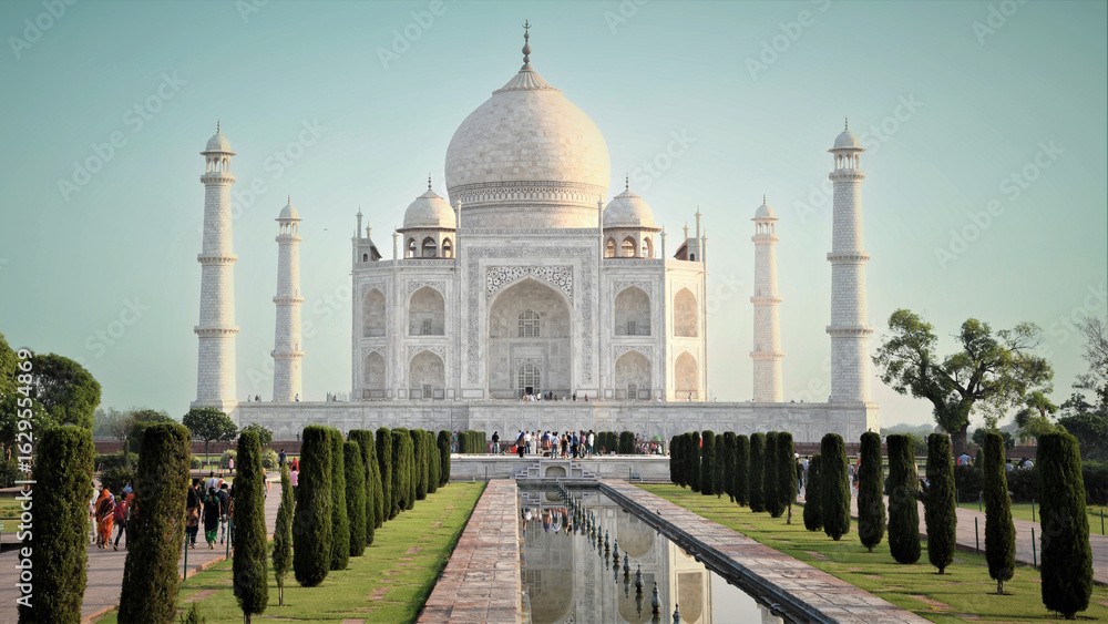 Obraz premium Iconic Taj Mahal Mausoleum with Symmetrical Reflecting Pool and Lush Garden, a UNESCO World Heritage Site in Agra, India