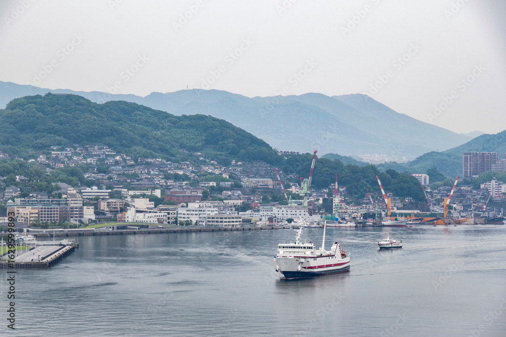 Fototapeta premium 長崎港に入港するフェリー船