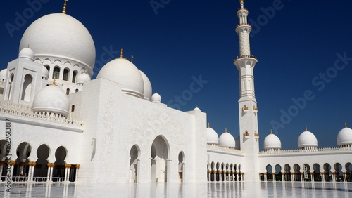 Weiße Sheikh-Zayed-Moschee in Abu Dhabi, VAE