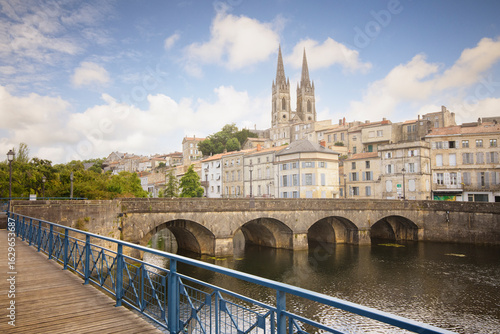 centre ville de la ville de Niort en region Nouvelle Aquitaine, les bords de la Sèvre Niortaise ,les vieux onts et l'eglise saint André
