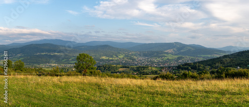 Fototapeta Naklejka Na Ścianę i Meble -  Panorama Beskidu Żywieckiego wykonana w Radziechowach na Matysce podczas złotej godziny.