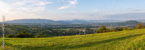 Panorama Żywca i okolic z Beskidem Małym w tle wykonana w Radziechowach na Matysce w trakcie złotej godziny