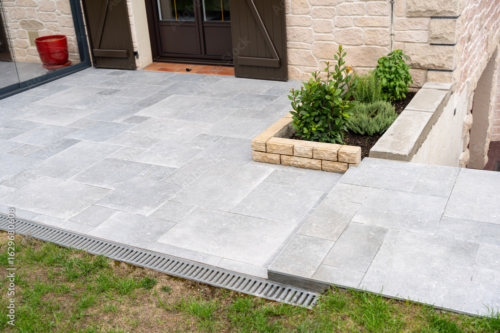 Fototapeta premium Terrasse extérieure avec carrelage imitation béton gris clair, design moderne et minimaliste