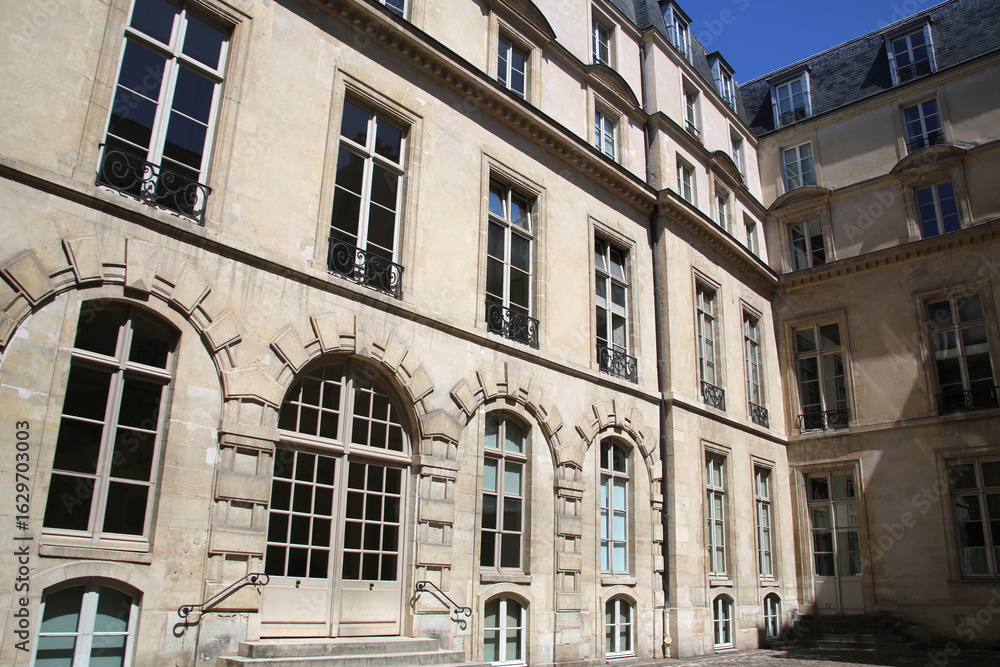 Naklejka premium Cour intérieure et façade d'un hôtel particulier dans le Marais à Paris