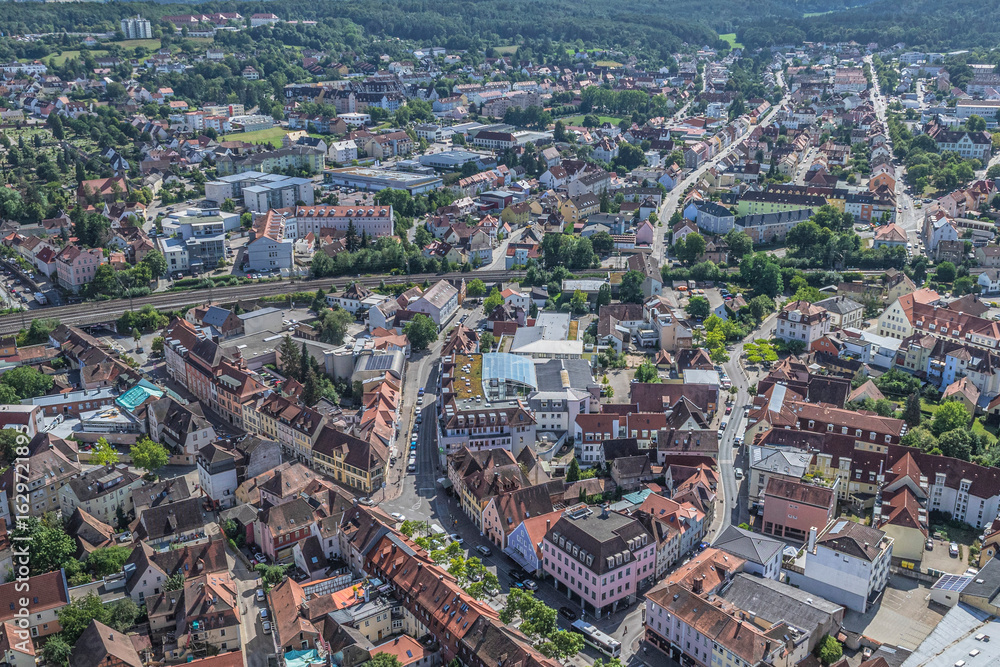 Obraz premium Luftbild-Panorama der Hochschulstadt Ansbach in Mittelfranken im Sommer