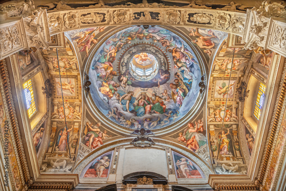 Obraz premium PIACENZA, ITALY - MAY 20, 2025: The cupola with the fresco of Coronation of Virgin Mary in the Church Basilica di San Francesco by Giuseppe Nuvolone (1681).