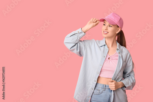 Happy young woman in stylis...