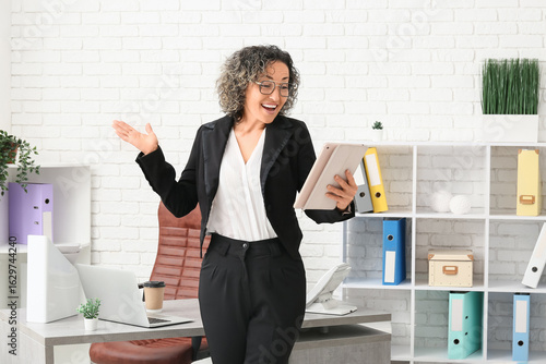 Surprised mature businesswo...