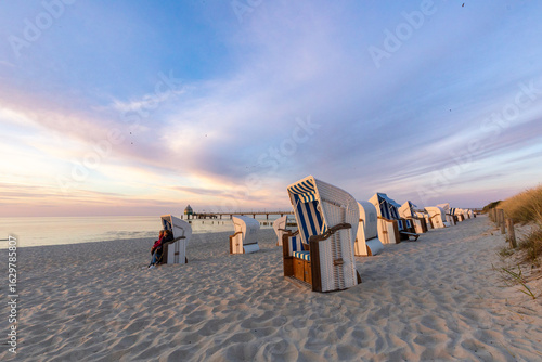 Im April zum Sonnenuntergang am Strand von Zingst.