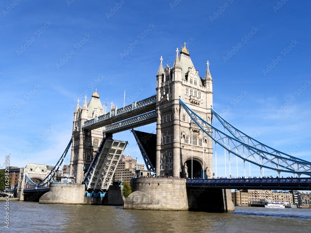 Fototapeta premium 道路が跳ね上がったロンドンのタワーブリッジ