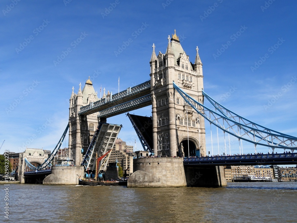 Obraz premium 道路が跳ね上がったロンドンのタワーブリッジ