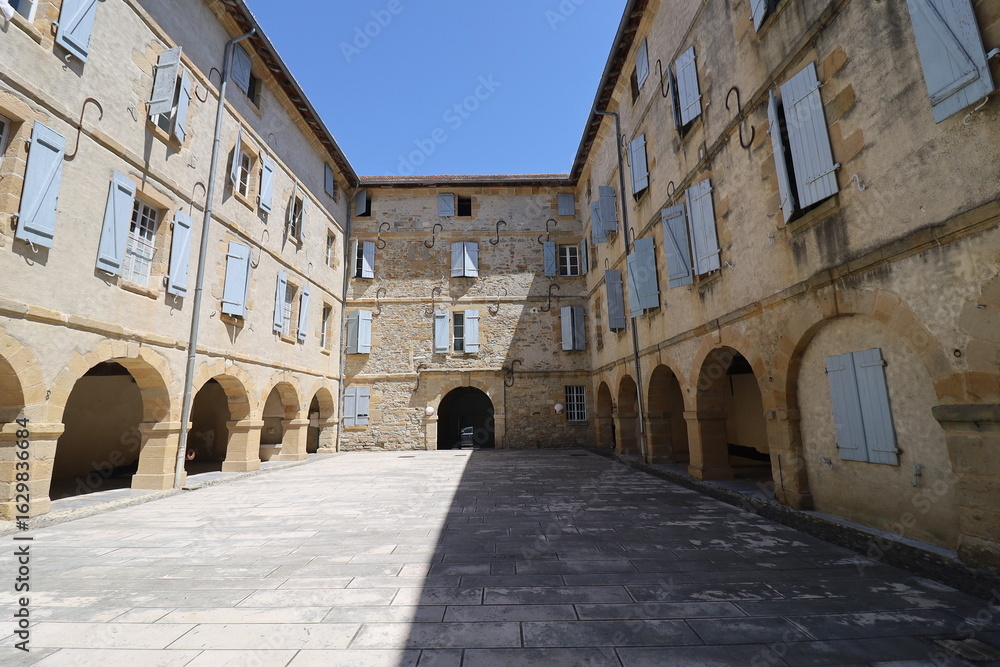 Obraz premium Bâtiment typique, vue de l'extérieur, village de Navarrenx, département des Pyrénées Atlantiques, France