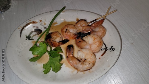 gambas dorées dans assiette