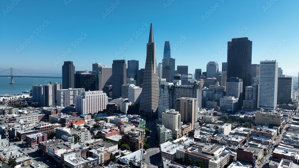 Fototapeta premium Skyline City In San Francisco California United States. Aerial View Of A High-Rise Buildings And Traffic Showcasing Urban Life. Metropole Landscape Company Building Vibrant.