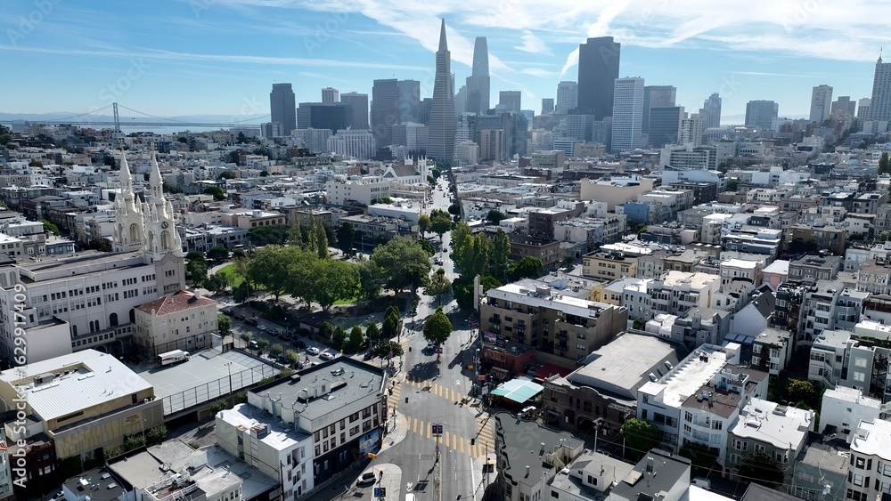 Fototapeta premium San Francisco Skyline In San Francisco California United States. City Skyline Showing Modern And Traditional Architecture. Town Sky Backgrounds Urban. Town Outdoor Panning Wide.