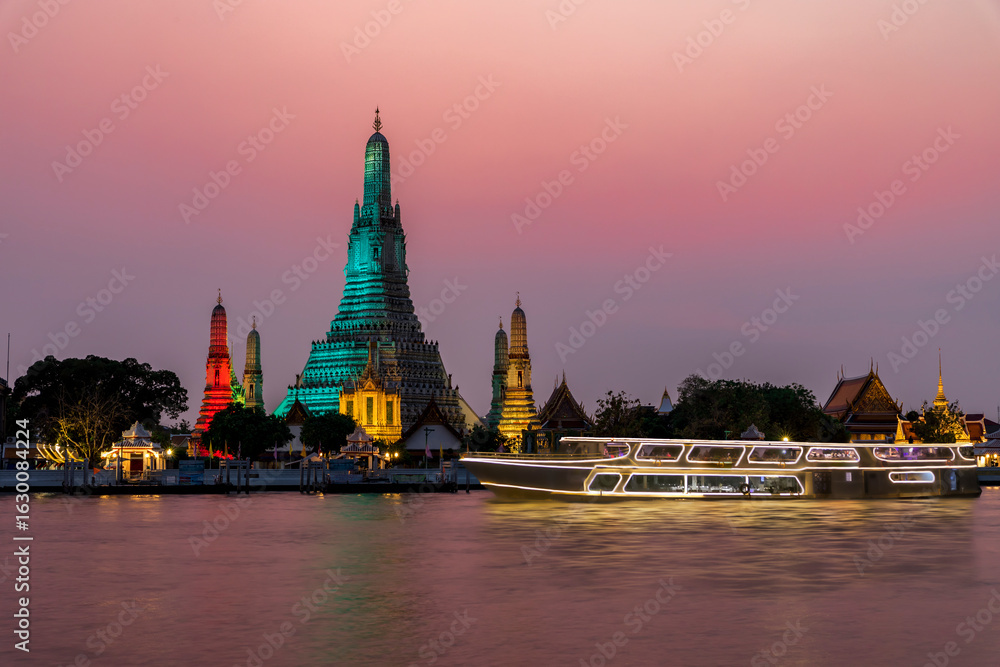 Fototapeta premium Global Greening Programme 2021 In celebration of the National Day of Ireland (St. Patrick’s Day), Wat Arun Temple, on the Chao Phraya River in Bangkok, Thailand