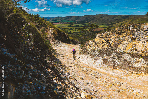 Ciclista fazendo downhill na Serra da Canastra, na serra branca, durante o verão, nas férias.