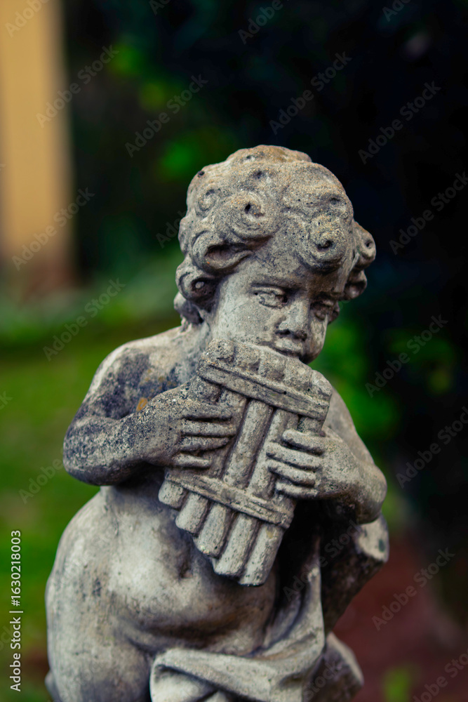 Fototapeta premium statue of an angel playing the flute