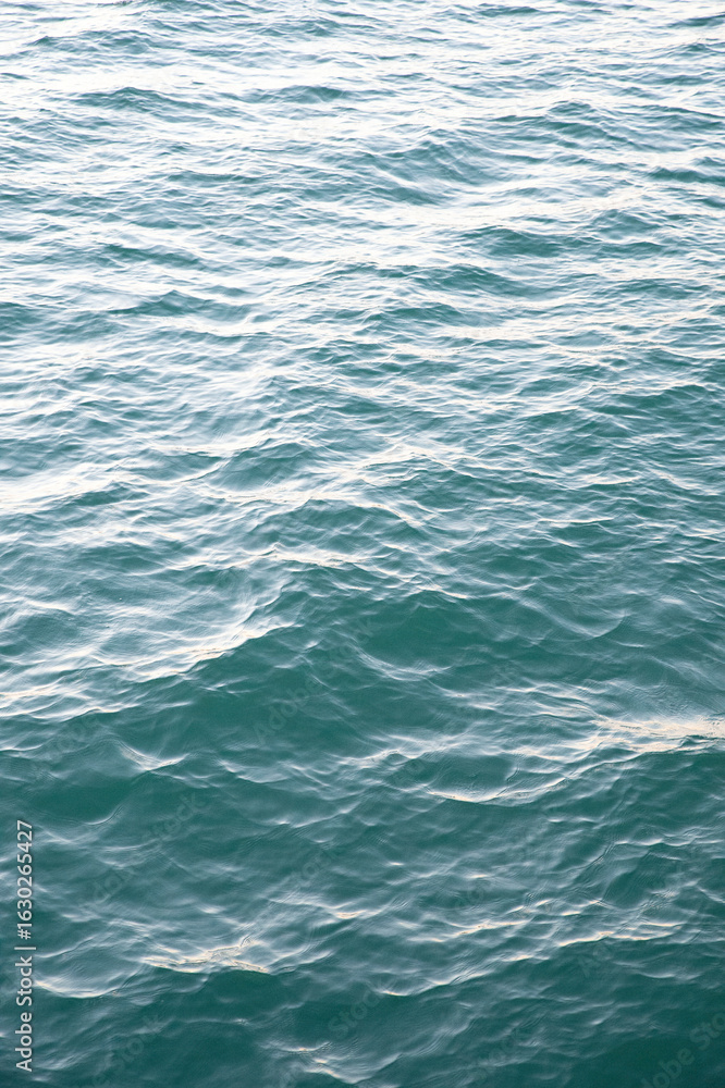 Obraz premium Rhythmic Patterns of Ocean Waves