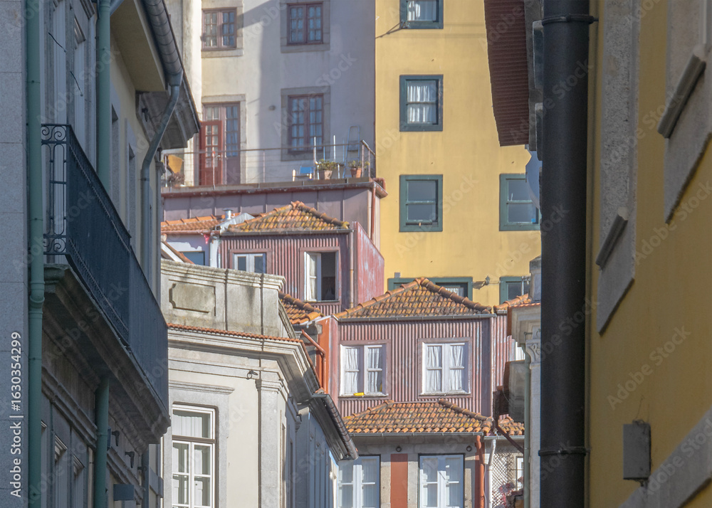 Obraz premium narrow alley in ribeira district porto city, portugal