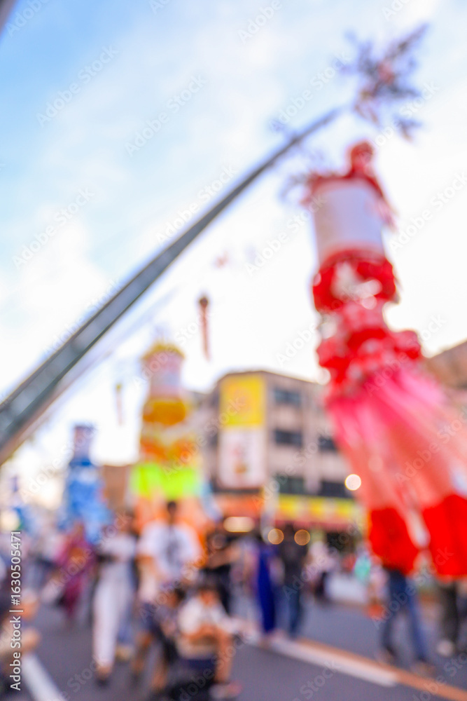 Obraz premium 夕暮れの夏祭りの大通り（フォーカスアウト）