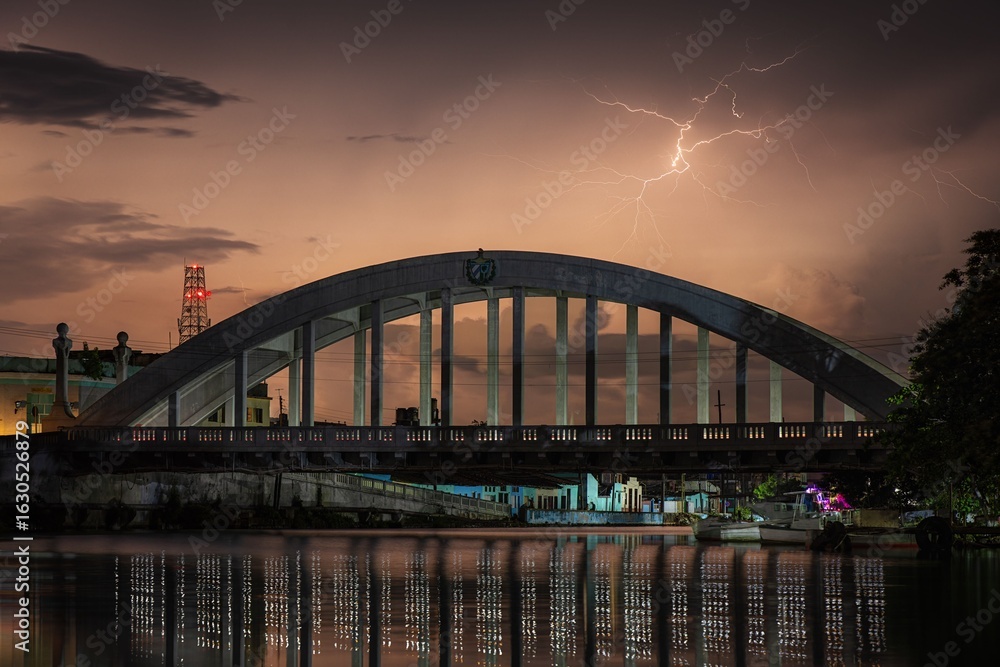 Obraz premium Night bridge with lightning and reflections.