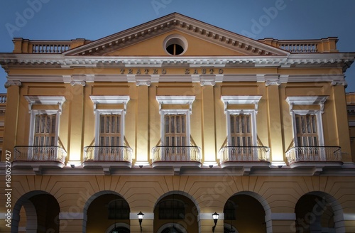 Foto Teatro Sauto's illuminated facade in Matanzas, Cuba.