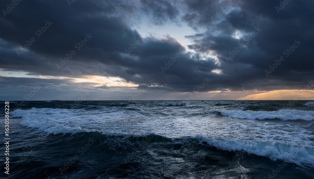 Obraz premium dark stormy ocean waves under a cloudy sky at twilight creating a moody atmosphere