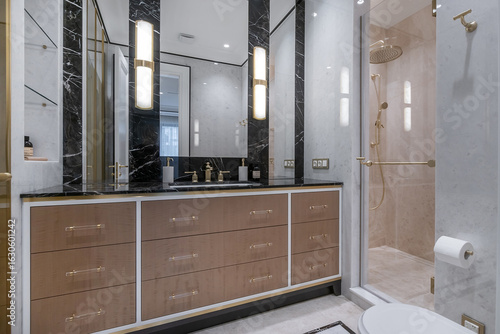 Photos A bathroom with a modern design, elegant finishes and stylish accessories