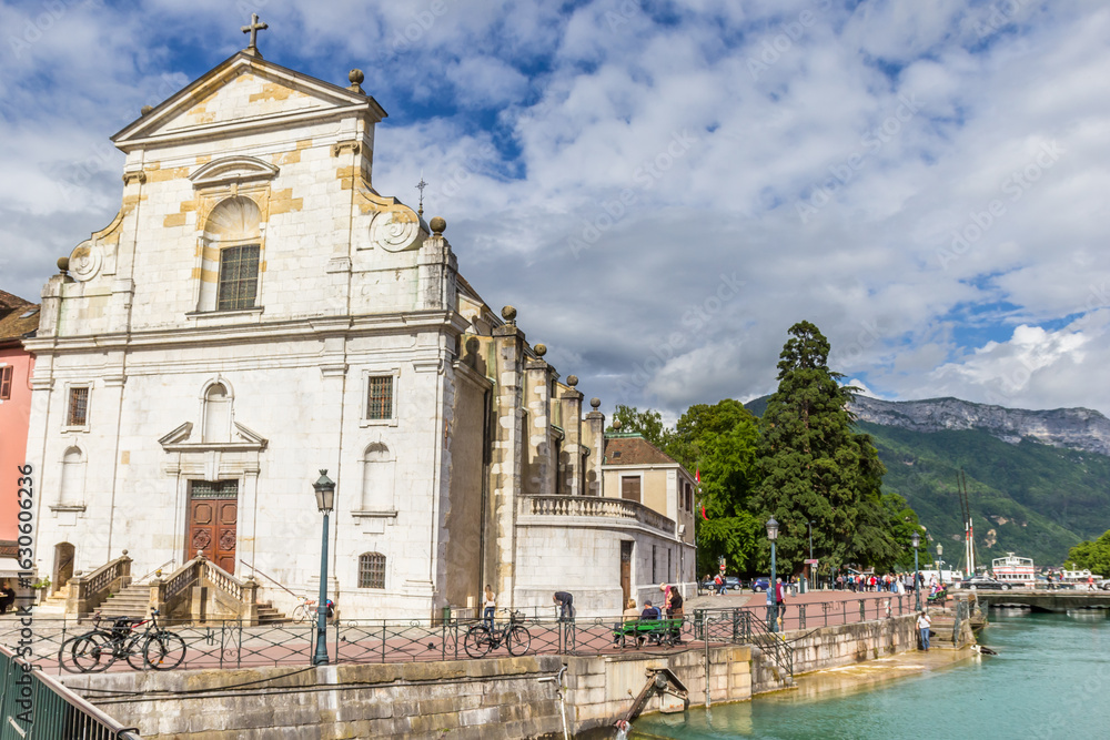 Obraz premium Historic Saint Francois de Sales church at the Thiou river in Annecy, France