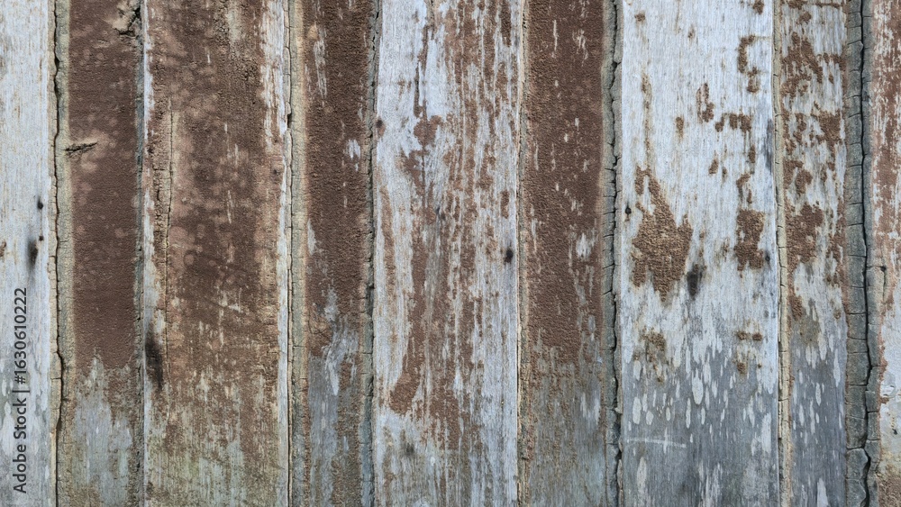 Obraz premium The wooden walls of an ancient Thai house are brown in color; the surface is peeling and has scratches. The walls of an old house have been used for a long time. The walls of an ancient house.
