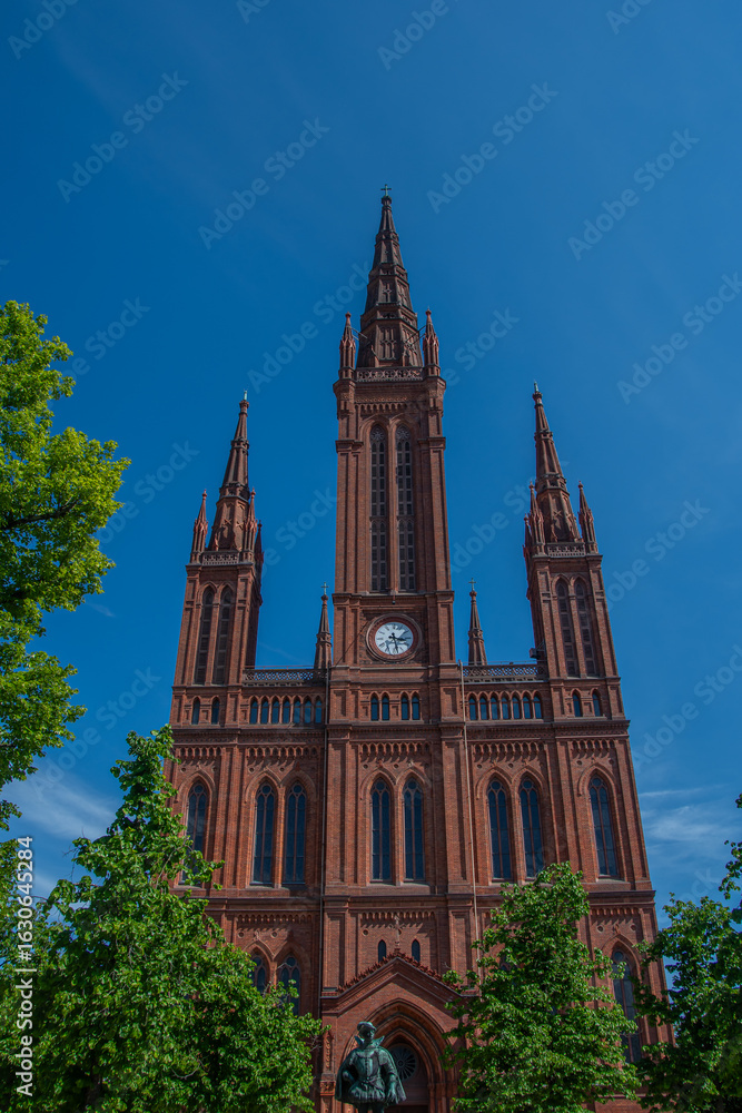 Obraz premium The front view of the neo-Gothic market church in Wiesbaden
